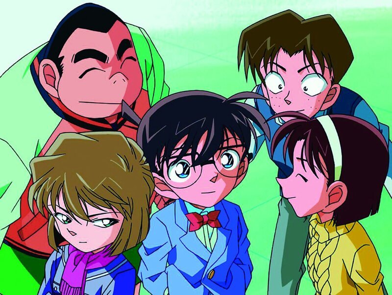 Um seine wahre Identität zu verheimlichen, muss Conan (M.) wieder die Grundschule besuchen, wo er mit seinen Mitschülern Ayumi (r.), Genta (l.), Mitsuhiko (2.v.r.) und Ai (2.v.l.) die Detective Boys gründet … – Bild: Gosho Aoyama /​ Shogakukan, YTV, TMS