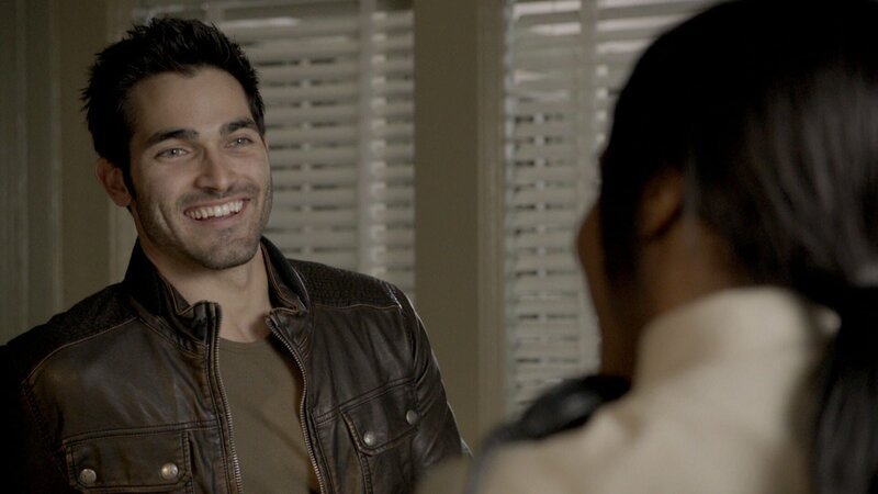 Derek (Tyler Hoechlin) versucht seinen Charme bei einer Polizeiangestellten spielen zu lassen … – Bild: RTL II