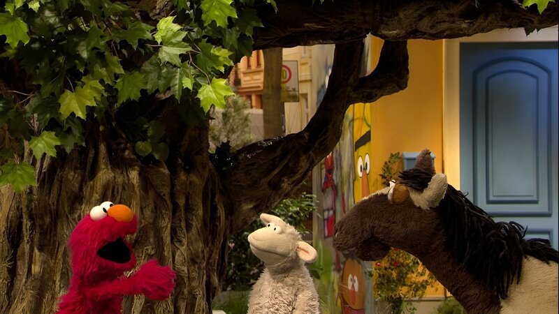 Elmo (links), Wolle (Mitte) und Pferd (rechts) überlegen, wie Elmo ins Baumhaus kommt. – Bild: NDR/​Studio Hamburg Produktion/​Sesame workshop