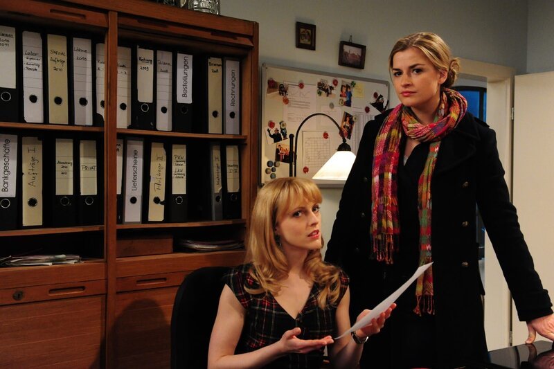 Rosalie (Natalie Alison, l.); Theresa (Ines Lutz, r.) – Bild: ARD /​ Ann Paur