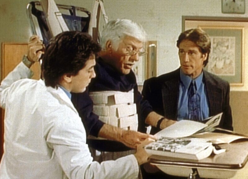 Jack (Scott Baio, l.), Steve (Barry Van Dyke, r.) und Dr. Sloan (Dick Van Dyke, M.) im Streckverband sehen sich die Polizeifotos vom Unfallort an._Titel: Diagnose: Mord – Bild: Sat.1 Gold