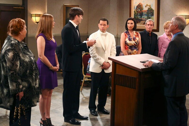 In Beisein von Berta (Conchata Ferrell, l.), Jenny (Amber Tamblyn, 2.v.l.), Robin (Mimi Rogers, 4.v.r.), Michael Bolton (Michael Bolton, 3.v.r.), Evelyn (Holland Taylor, 2.v.r.) und Stan (Tom Virtue, r.) geben sich Walden (Ashton Kutcher, 3.v.l.) und Alan (Jon Cryer, 4.v.l.) das Ja-Wort … – Bild: WARNER BROS. /​ CBS ENTERTAINMENT