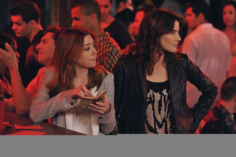 Während Barney und Marshall aneinandergeraten, versuchen Robin (Cobie Smulders, r.) und Lilly (Alyson Hannigan, l.), die perfekte Cocktail-Kombination herauszufinden … – Bild: 20th Century Fox International Television Während Barney und Marshall aneinandergeraten, versuchen Robin (Cobie Smulders, r.) und Lilly (Alyson Hannigan, l.), die perfekte Cocktail-Kombination herauszufinden … – Bild: 20th Century Fox International Television