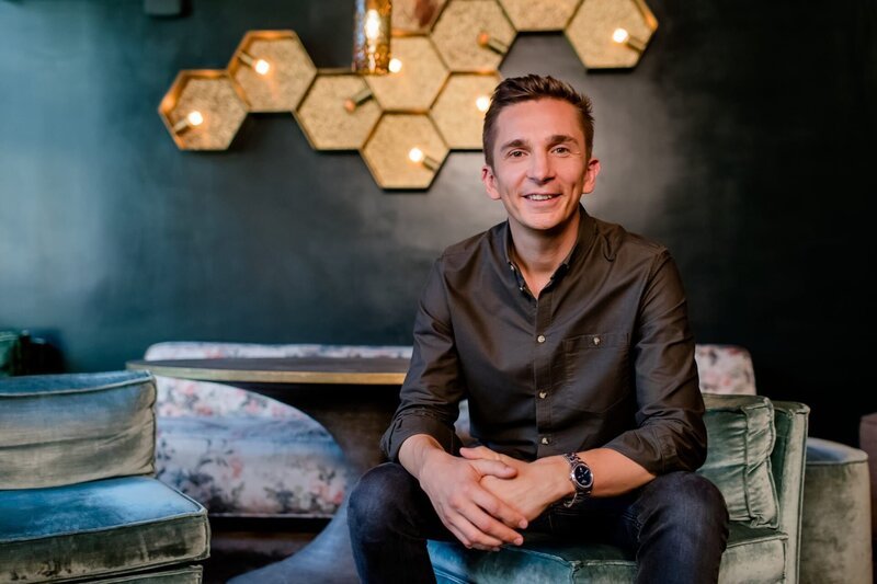 Moderator Eric Mayer in der „Theresa Bar“ in München. – Bild: ZDF und Nadine Rupp