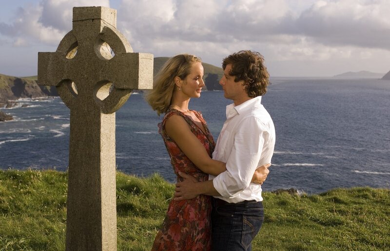 Lara Joy Körner und Hendrik Duryn in der neuen Rosamunde Pilcher-Verfilmung „Nebel über Schloss Kilrush“. – Bild: port.hu