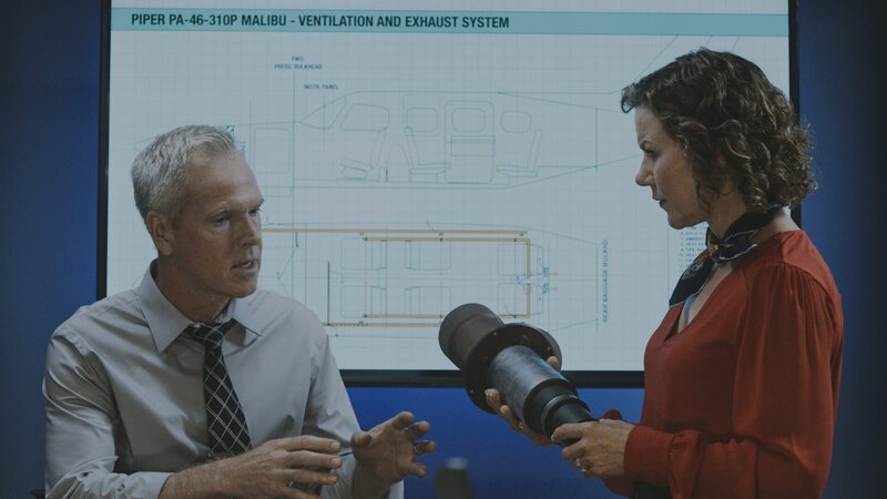 REENACTMENT – AAIB-Ermittler (gespielt von Samantha Espie und Ryan Hollyman) untersuchen die Abgas- und Belüftungssysteme der Piper PA-46, um herauszufinden, wie Kohlenmonoxid in die Kabine gelangen konnte, was zu dem Absturz führte, der den argentinischen Fußballstar Emiliano Sala und seinen Piloten das Leben kostete. – Bild: Cineflix