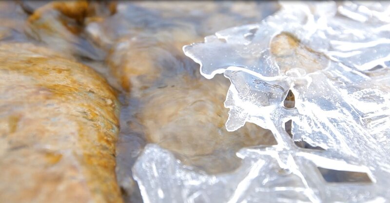 Kein anderes Element ist so wandelbar wie Wasser: Ob flüssig, als Schneekristall, als Nebel oder Eis – Wasser hat unzählige Gesichter. Die Alpen gelten als Wasserschloss Europas und Trinkwasserreservoir. Mehr als die anderen Elemente hat Wasser die Alpen geformt und der Landschaft dort ihr Gesicht gegeben, indem es tiefe Täler in die Felsen gegraben hat. Die n-tv Dokumentation zeigt, wie das Wasser das Leben und die Kultur der Alpenbewohner beeinflusst und eine beeindruckende Landschaft geformt hat. – Bild: Bergblick