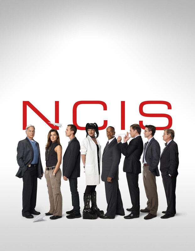 Die Mitglieder des Naval Criminal Investigation Service: Leon Vance (Rocky Carroll, 4.v.r.), Tim McGee (Sean Murray, 3.v.l.), Dr. Donald Mallard (David McCallum, r.), Anthony DiNozzo (Michael Weatherly, 3.v.r.), Abby Sciuto (Pauley Perrette, 4.v.l.), Leroy Gibbs (Mark Harmon, l.), Ziva David (Cote de Pablo, 2.v.l.) und Jimmy Palmer (Brian Dietzen, 2.v.r.) … – Bild: CBS Television Lizenzbild frei