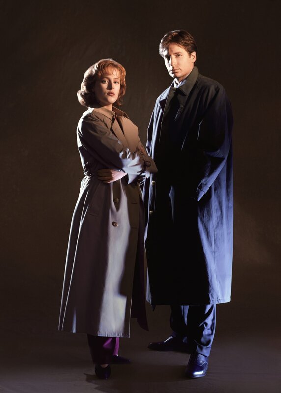Dana Scully (Gillian Anderson, l.); Fox Mulder (David Duchovny, r.) – Bild: Picture © 1994⁠–⁠1995 Twentieth Century Fox Film Corporation.  All rights reserved. Lizenzbild frei