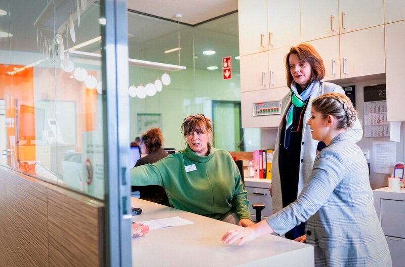 Ein Team um Dr. Barbara Jost (stehend) bespricht einen Fall. Das Foto kann für alle "Akutstation Psychiatrie"-Folgen genutzt werden. – Bild: HR/Ben Knabe Ein Team um Dr. Barbara Jost (stehend) bespricht einen Fall. Das Foto kann für alle "Akutstation Psychiatrie"-Folgen genutzt werden. – Bild: HR/Ben Knabe