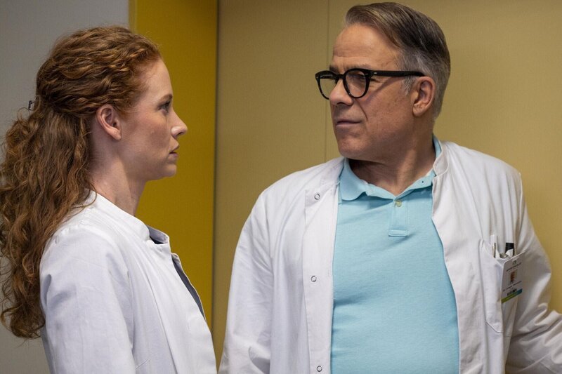 Dr. Lea Wolff (Sina-Valeska Jung, l.); Dr. Gregor Wemuth (Karsten Speck, r.) – Bild: SAT.1 /​ Hardy Spitz