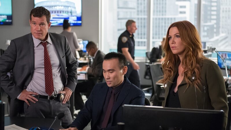 Al Burns (Dylan Walsh, l.), Jay Lee (James Hiroyuki Liao, m.) und Carrie Wells (Poppy Montgomery, r.) – Bild: AXN
