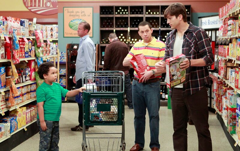 Alan und Walden wollen bei der Erziehung ihres neuen Pflegesohns am gleichen Strang ziehen, doch Louis versteht es, die beiden gegeneinander auszuspielen. Probleme sind vorprogrammiert … – Bild: CBS