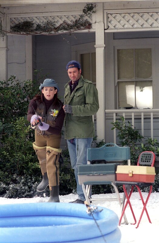 Während Luke (Scott Patterson, r.) versucht, Lorelai (Lauren Graham, l.) das Angeln beizubringen, hat Lane mir ihrer Mutter zu kämpfen, denn diese möchte nicht, dass ihre Tochter mit Dave zum Abschlussball geht … – Bild: 2002 Warner Bros. Lizenzbild frei