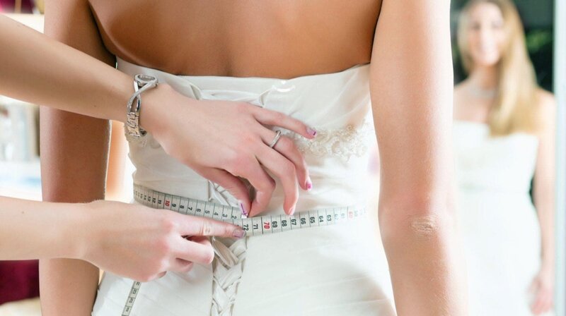 Location, Essen, Stimmung und das Brautkleid werden auf einer Skala von 0 – 10 bewertet. Das Paar mit den meisten Punkten kann sich über eine atemberaubende Luxushochzeitsreise freuen – inklusive 1.000 Euro Taschengeld! – Bild: RTL Living