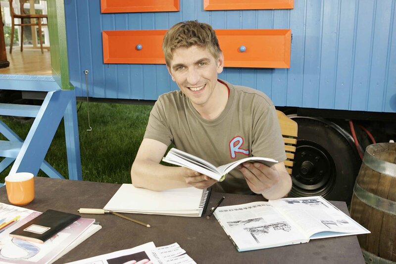 Fritz Fuchs (Guido Hammesfahr) ist der neue Bewohner des blauen Bauwagens. – Bild: ZDF/​Barbi Mlczoch