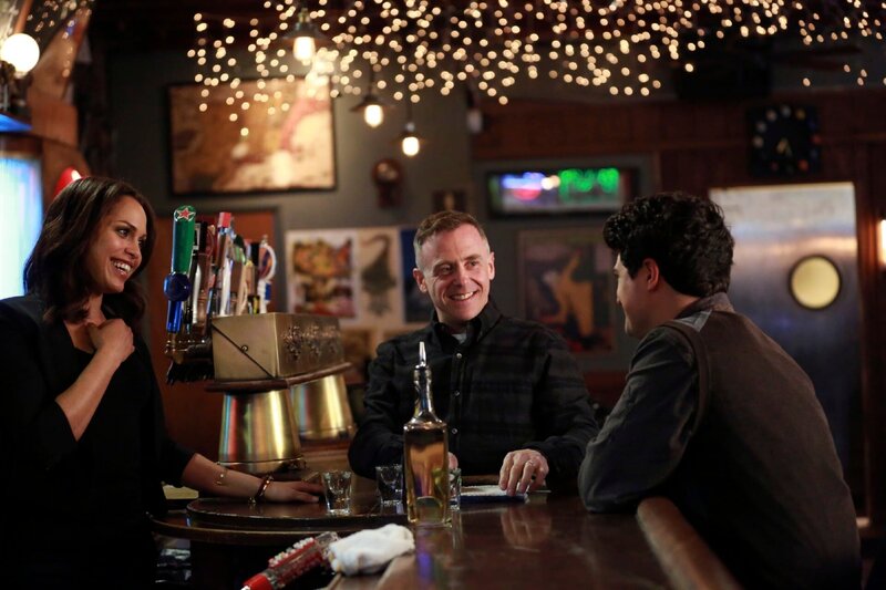 Sie haben es fast geschafft (v.l.): Gabriela Dawson (Monica Raymund), Christopher Herrmann (David Eigenberg) und Otis (Yuriy Sardarov) wollen das „Molly’s“ eröffnen. – Bild: RTL /​ NBCUniversal Media, LLC