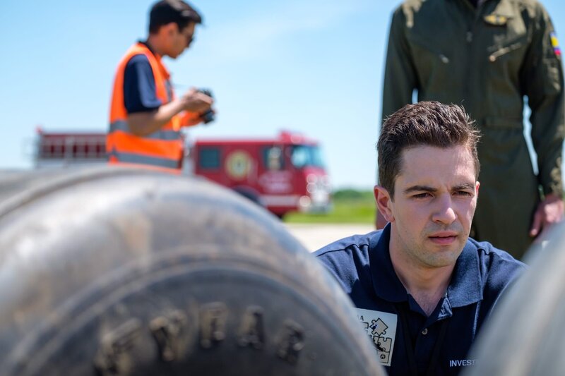 Brantford, Ontario, Canada – Investigator Echeverri (played by Isaiah Kolundzic) studies some debris from Aires Flight 8250. (Cineflix 2019/​Darren Goldstein) – Bild: Copyright © The National Geographic Channel.
