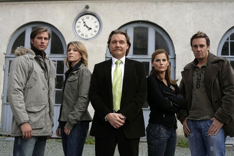 Ingo Lenßen (M.) und seine Ermittler – Sebastian Thiele (l.), Katja Hansen (2.v.l.), Sandra Nitka (2.v.r.) und Christian Storm (r.). – Bild: SAT.1 /​ Holger Rauner