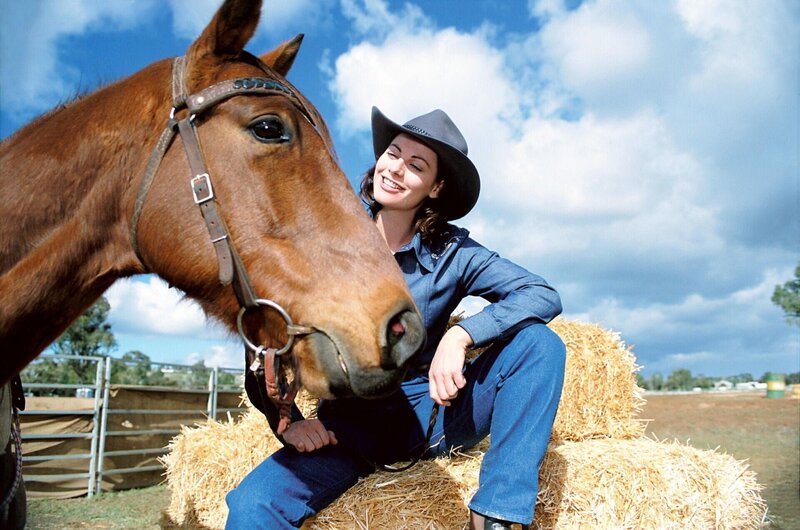 Claire McLeod (Lisa Chappell) hat ihr ganzes Leben auf dem Land verbracht und führt die Farm, die seit Generationen ihrer Familie gehört, seit dem Tod ihres Vaters allein. – Bild: RTL /​ Southern Star