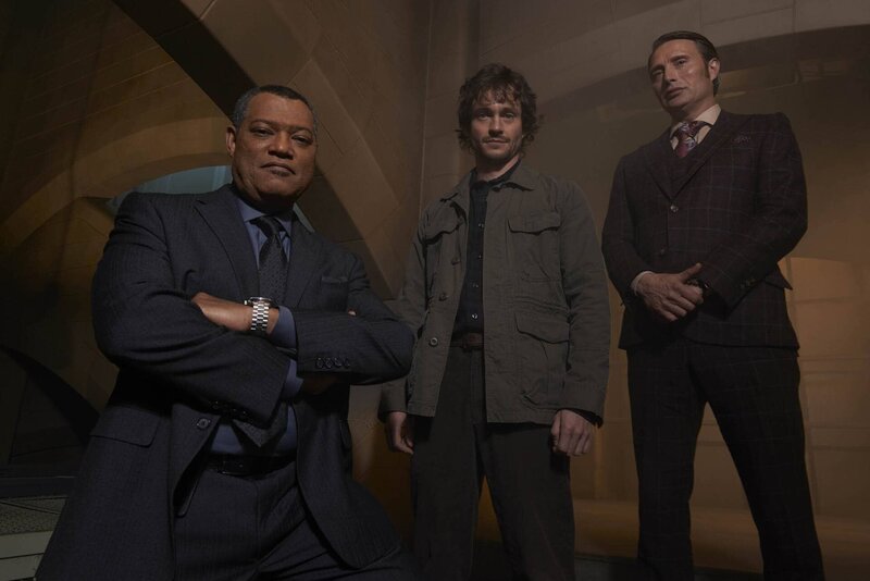 (2. Staffel) – Verzweifelt versucht Will (Hugh Dancy, M.), seinem ehemaligen Vorgesetzten John Crowford (Laurence Fishburne, l.) die wahre Identität des Psychologen Dr. Hannibal Lecter (Mads Mikkelsen, r.) zu offenbaren … – Bild: NBCUniversal Media, LLC /​ Michael Muller