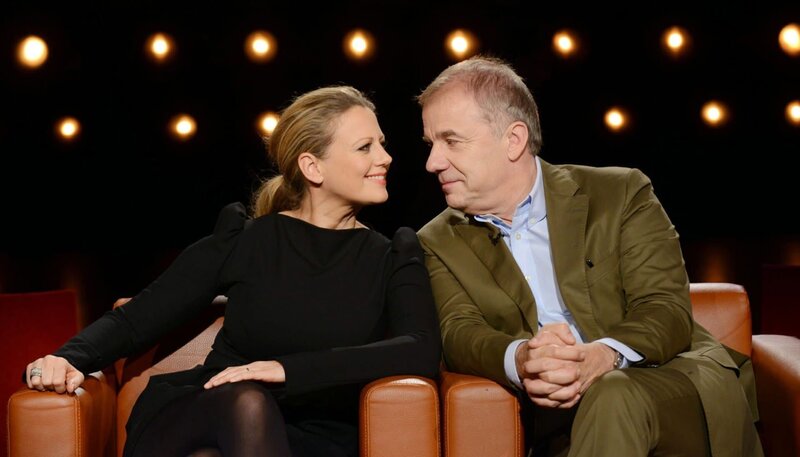 Barbara Schöneberger und Hubertus Meyer-Burckhardt sind die Gastgeber der NDR Talk Show. – Bild: NDR Presse und Information /​ NDR/​Uwe Ernst