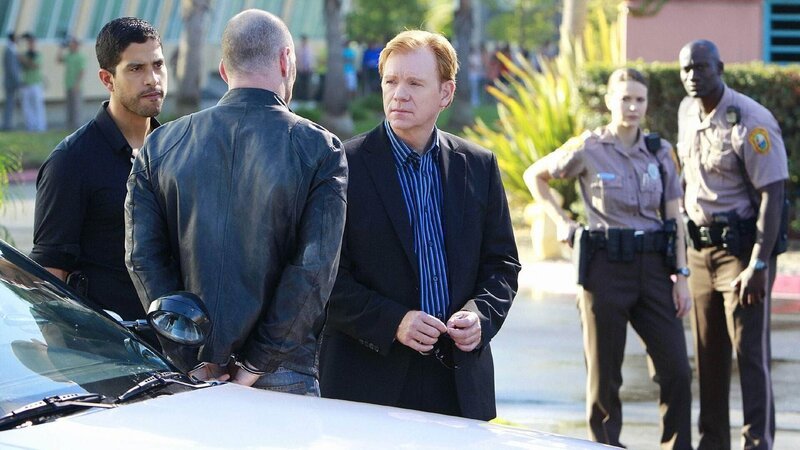 Delko (Adam Rodriguez, l.) und Horatio (David Caruso, M.) nehmen einen Verdächtigen fest, doch ist er wirklich Courtneys Mörder? – Bild: TVNOW / CBS Delko (Adam Rodriguez, l.) und Horatio (David Caruso, M.) nehmen einen Verdächtigen fest, doch ist er wirklich Courtneys Mörder? – Bild: TVNOW / CBS