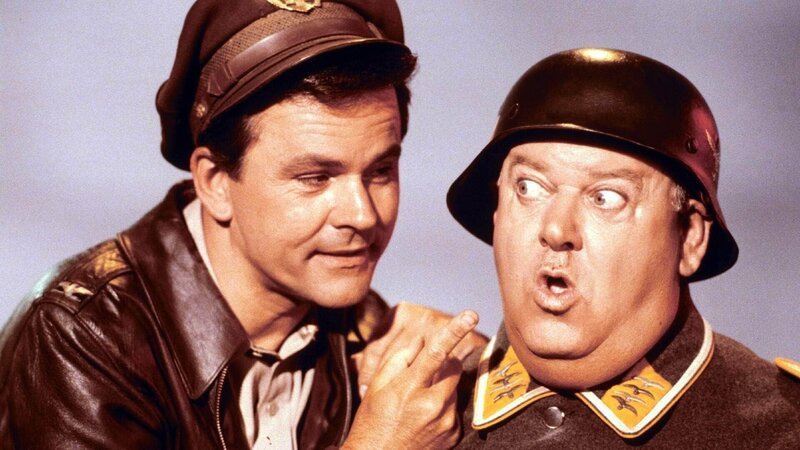 Colonel Robert E. Hogan (Bob Crane, l.), Sgt. Hans Georg Schultz (John Banner) – Bild: TVNOW