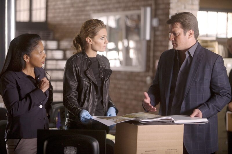 l-r: Captain Victoria Gates(Penny Johnson Jerald), Kate Beckett(Stana Katic), Richard Castle (Nathan Fillion) – Bild: PLURIMEDIA (ABC Studios)