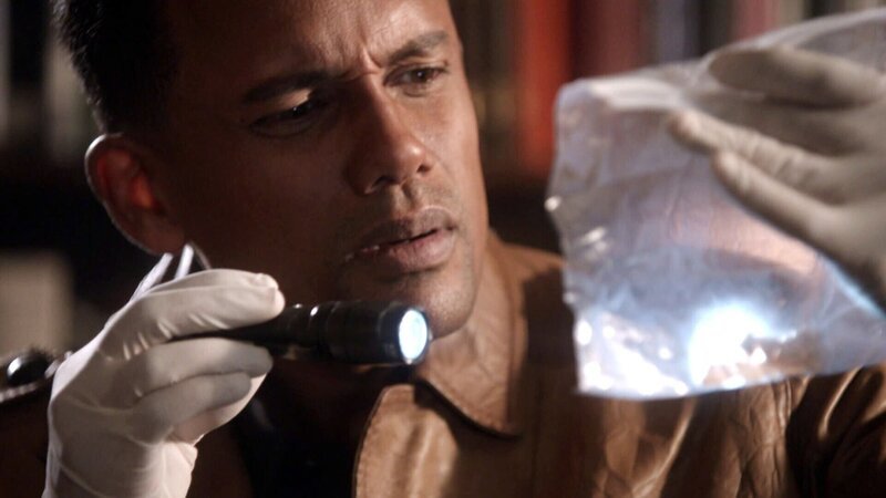 Im Rucksack des toten Jungen findet Sheldon Hawkes (Hill Harper) ein Tütchen Dexamphetamin, ein ADHS-Medikament, das leistungssteigernd wirkt. – Bild: TVNOW /​ CBS /​ Harte Schule