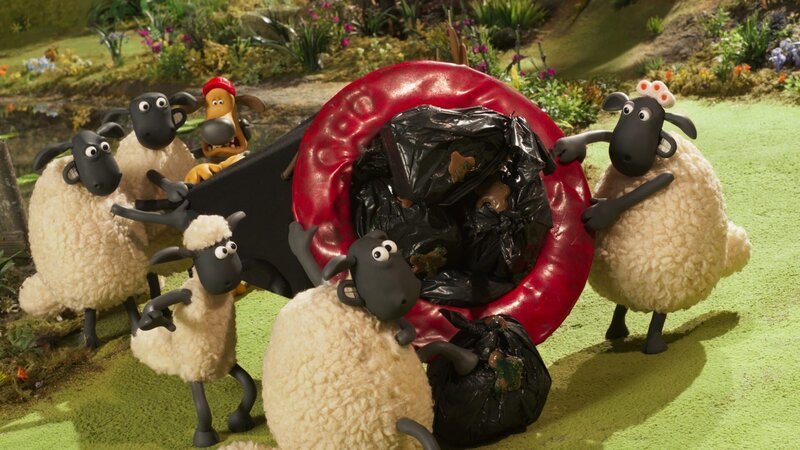 Dreiste Umweltverschmutzer wollen ihrem Müll in den Teich werfen. Die Schafe werfen zurück! – Bild: WDR/​BBC/​Animation Ltd.
