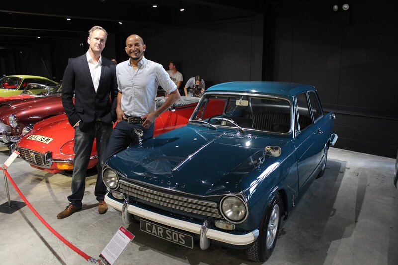 Fuzz Townshend et Tim Shaw posent devant la Triumph Herald au Haynes International Motor Museum en Angleterre. – Bild: PLURIMEDIA (National Geographic Channels /​ Renegade Pictures)