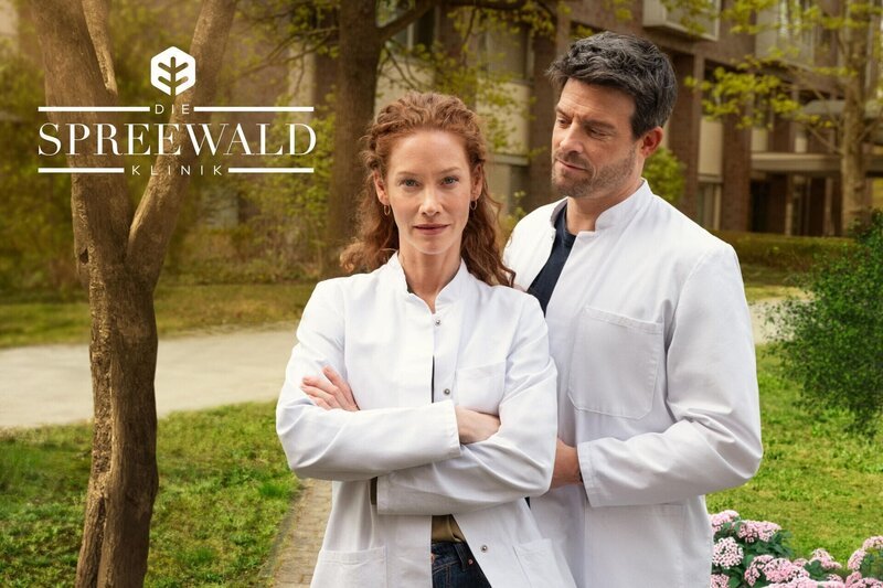Dr. Lea Wolff (Sina-Valeska Jung, l.); Dr. Erik Behrens (Daniel Buder, r.) – Bild: SAT.1 /​ Hardy Spitz