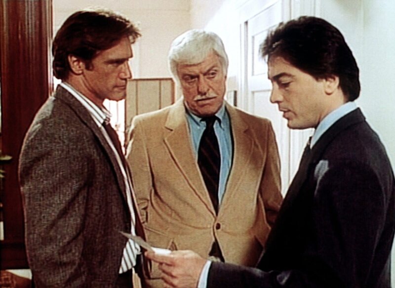 Dr. Mark Sloan (Dick van Dyke, M.) und sein junger Kollege Jack Stewart (Scott Baio, r.) versuchen Steve (Barry Van Dyke), Dr. Sloans Sohn, aus der Patsche zu helfen. – Bild: Viacom