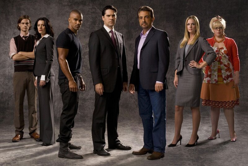 (3. Staffel) – Ein starkes Team, das jeden Serientäter zur Strecke bringt: (v.l.n.r.) Special Agent Dr. Spencer Reid (Matthew Gray Gubler), Emily Prentiss (Paget Brewster), Special Agent Derek Morgan (Shemar Moore), Special Agent Aaron Hotchner (Thomas Gibson), Supervisory Special Agent David Rossi (Joe Mantegna), Jennifer ‚JJ‘ Jareau (AJ Cook) und Penelope Garcia (Kirsten Vangsness) … – Bild: ProSiebenSat.1 Media SE /​ Monty Brinton