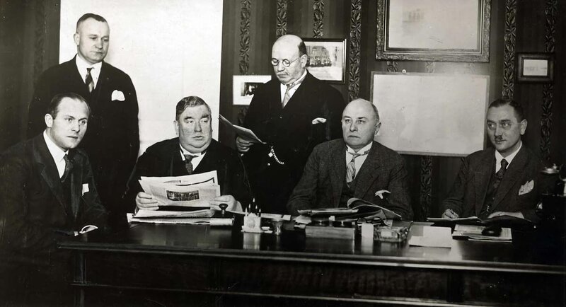 Gennat mi Kollegen, Mordinspektion. – Bild: spiegel-geschichte.tv