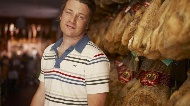 Die Serie mit Jamie Oliver ist ein einziges Abenteuer. In jeder Folge erforscht der Kult-Koch die Küche eines anderen Landes und macht dabei aufregende Entdeckungen. Zunächst lernt er in Marrakesch eine völlig andere Esskultur kennen. In Griechenland fischt er das erste Mal in seinem Leben mit einem Speer. In Andalusien kocht er die größte Paella der Welt und in Frankreich freundet er sich mit einem Trüffelschwein an. Auf seinen Reisen lernt Jamie Oliver zudem eine Reihe anderer Köche kennen, die unter and – Bild: MG RTL D