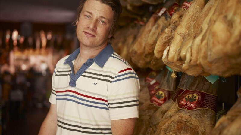 Die Serie mit Jamie Oliver ist ein einziges Abenteuer. In jeder Folge erforscht der Kult-Koch die Küche eines anderen Landes und macht dabei aufregende Entdeckungen. Zunächst lernt er in Marrakesch eine völlig andere Esskultur kennen. In Griechenland fischt er das erste Mal in seinem Leben mit einem Speer. In Andalusien kocht er die größte Paella der Welt und in Frankreich freundet er sich mit einem Trüffelschwein an. Auf seinen Reisen lernt Jamie Oliver zudem eine Reihe anderer Köche kennen, die unter and – Bild: MG RTL D