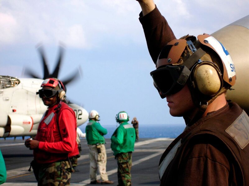 A plane Captain signals to the pilot – you’re clear to go. – Bild: The National Geographic Channel