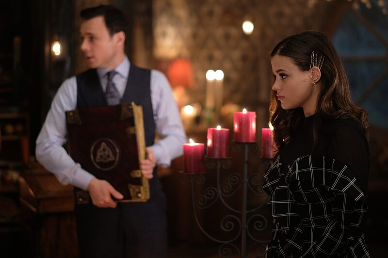 Harry Greenwood (Rupert Evans, l.); Maggie Vera (Sarah Jeffery, r.) – Bild: The CW Network, LLC.