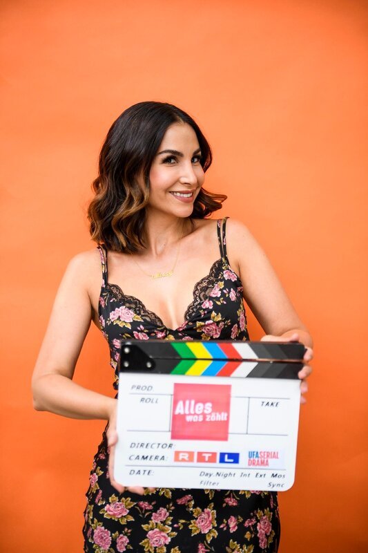 Sila Sahin steht ab sofort als Miray in der von UFA Serial Drama produzierten Erfolgs-Serie „Alles was zählt“ vor der Kamera. – Bild: RTL /​ Julia Feldhagen