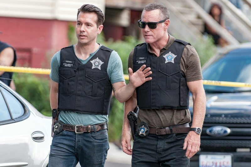 CAST: Jon Seda as Antonio Dawson, Jason Beghe as Hank Voight. – Bild: MG RTL D