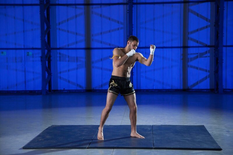 Luke Thompson throws a punch with his left hand. – Bild: National Geographic Channels