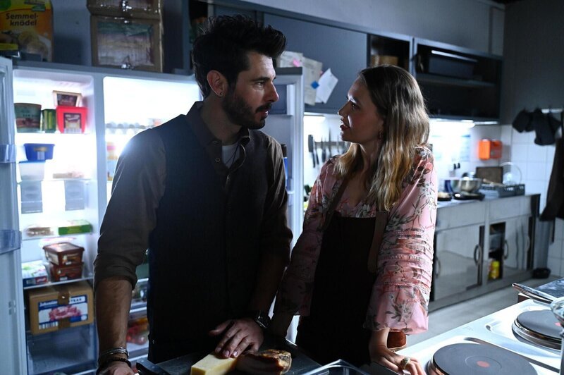 Matteo (Riccardo Angelini) weiht Nathalie (Amrei Haardt) in das Geheimnis seiner Leidenschaft ein. – Bild: RTL /​ Julia Feldhagen