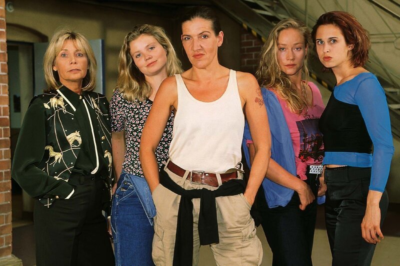 Walters Clique: v.li. Jeanette (Christine Schuberth), Vivi (Annette Frier), Walter (Katy Karrenbauer), Dagmar (Kristiane Kupfer) und Katrin (Tanya Neufeldt) – Bild: RTLplus