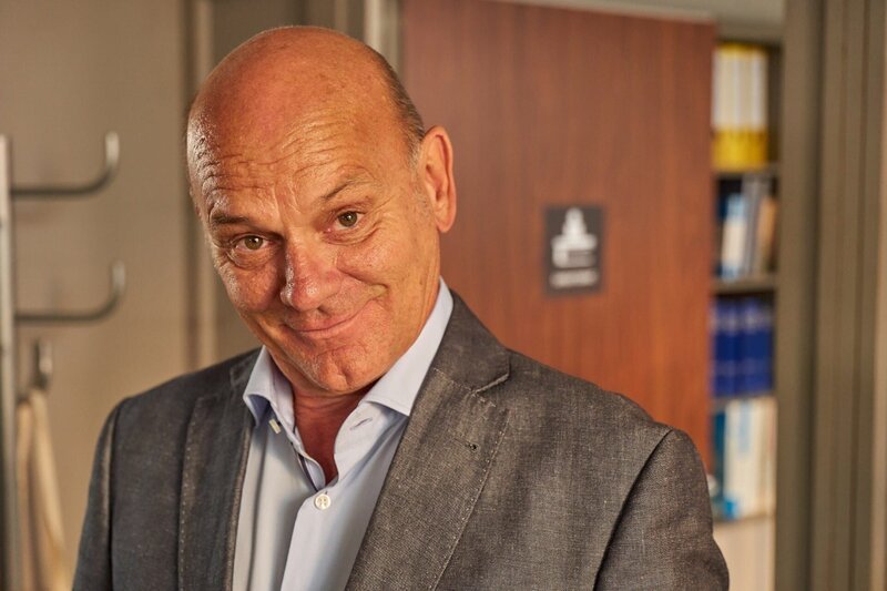 Ulrich Gebauer spielt Direktor Rose – Bild: MG RTL D /​ Frank Dicks