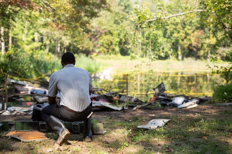 REENACTMENT – Der Chefermittler (gespielt von Michael Brown) analysiert das Trümmerfeld des Kenya Airways Fluges 507. (Cineflix/​Darren Goldstein) – Bild: The National Geographic Channel