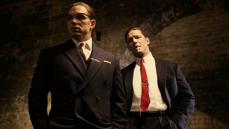 Tom Hardy as Reggie Kray /​ Ron Kray  – Bild: 2015 Entertainment One Benelux. All Rights Reserved.