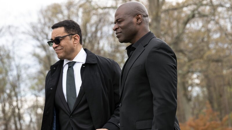 L-R: Harold Cooper (Harry Lennix) und Dembe Zuma (Hisham Tawfiq) – Bild: AXN