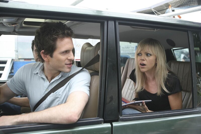 Als Dee (Kaitlin Olson, r.) eine Hochzeit verhindern will, ist sogar Dennis (Glenn Howerton, l.) von ihren Plänen geschockt … – Bild: Bluebush Productions, LLC